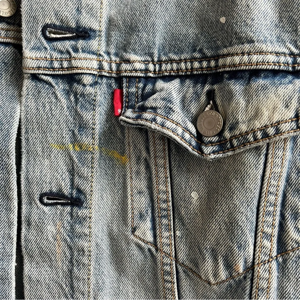 Levi’s | NWT Paint Splatter Denim Jean Jacket Medium Vintage Trucker Relaxed Fit